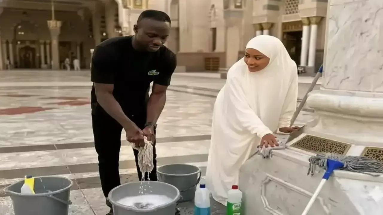 ساديو ماني وزوجته يثيران الجدل بلقطات غير متوقعة داخل المسجد النبوي الشريف